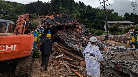 Japan issues emergency warning as powerful Typhoon Shanshan nears.